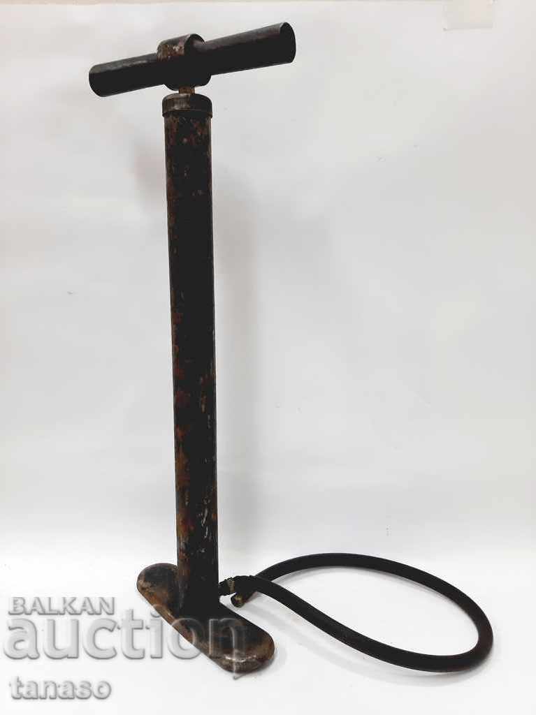 Old tire pump, car, bicycle, motorcycle (4.5) Old tire pump, car, bicycle, motorcycle (4.5)