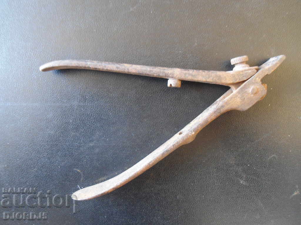 Old tool, interior with price 7.00 BGN | € 3.58 Old tool, interior with price 7.00 BGN | € 3.58