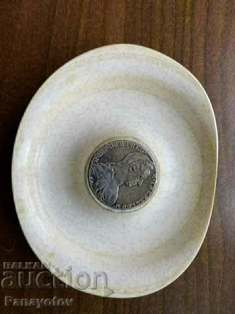 Delivery of Ivory ASHTRAY WITH COIN HUGE BEAUTIFUL RARE TALER Delivery of Ivory ASHTRAY WITH COIN HUGE BEAUTIFUL RARE TALER