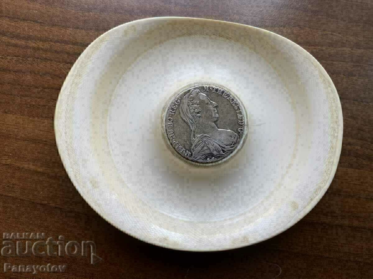 Ivory ASHTRAY WITH COIN HUGE BEAUTIFUL RARE TALER Ivory ASHTRAY WITH COIN HUGE BEAUTIFUL RARE TALER