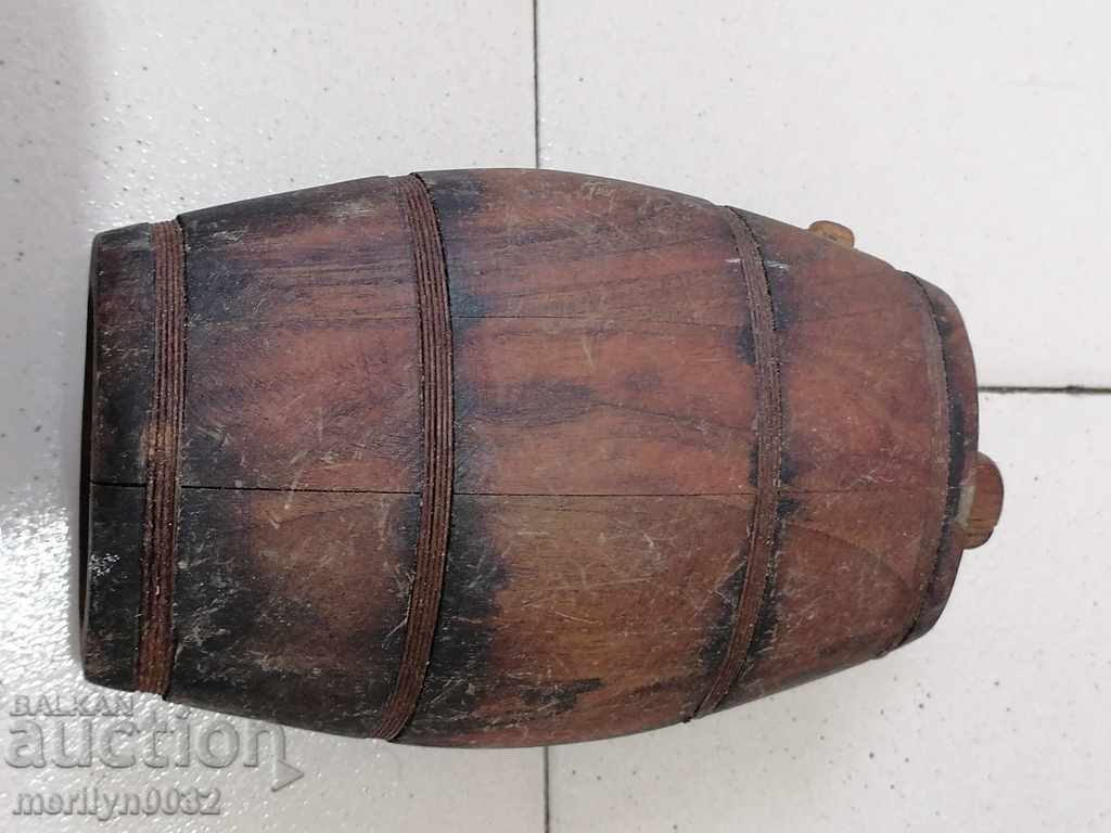 Auction An old paver, a bathtub, a vase, a barrel, a wooden one Auction An old paver, a bathtub, a vase, a barrel, a wooden one