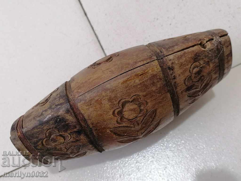 Delivery of Old carved peacock made of wood wooden buckle barrel cup Delivery of Old carved peacock made of wood wooden buckle barrel cup