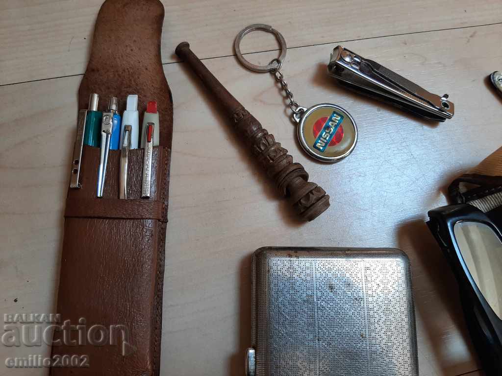 Auction Lot of retro accessories screw social. Auction Lot of retro accessories screw social.