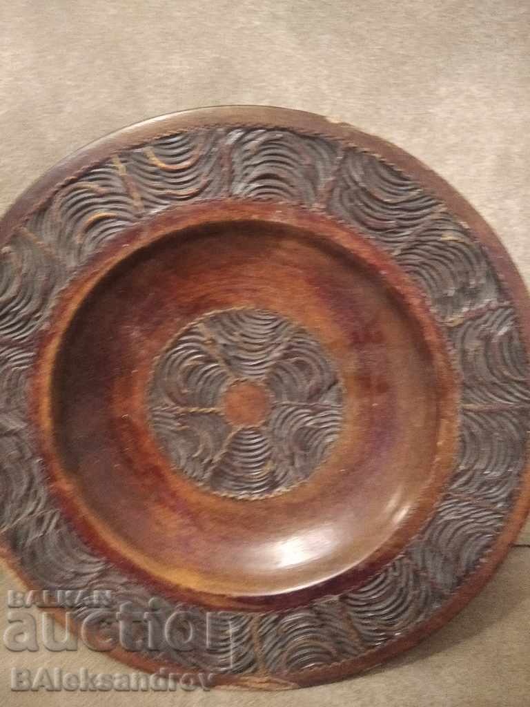 Auction Two plates woodcarving with stuffing Auction Two plates woodcarving with stuffing