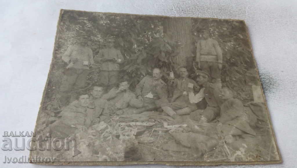 Photo Officers and soldiers at a table under a cardboard tree