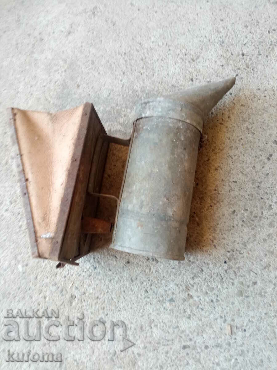 An old bee blower with price 19.99 BGN | € 10.22 An old bee blower with price 19.99 BGN | € 10.22