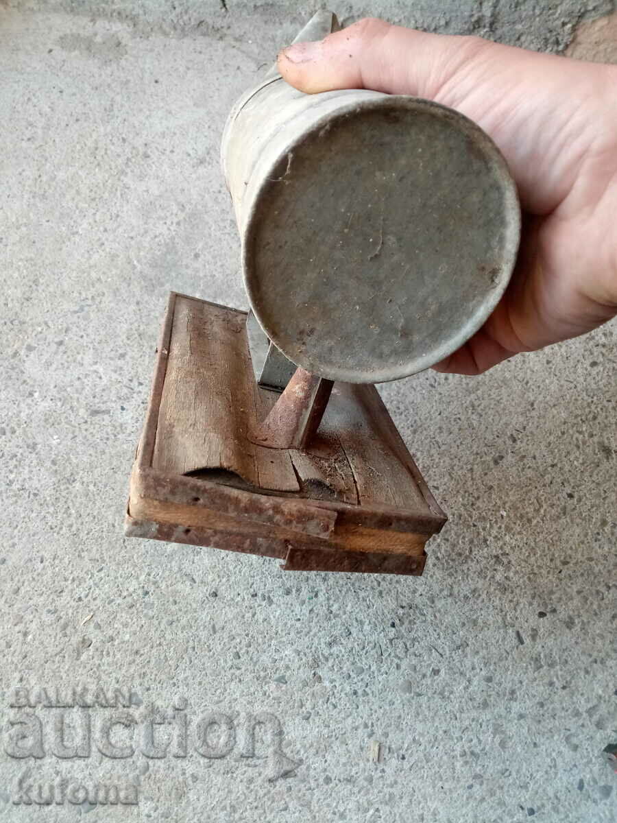 Auction An old bee blower Auction An old bee blower