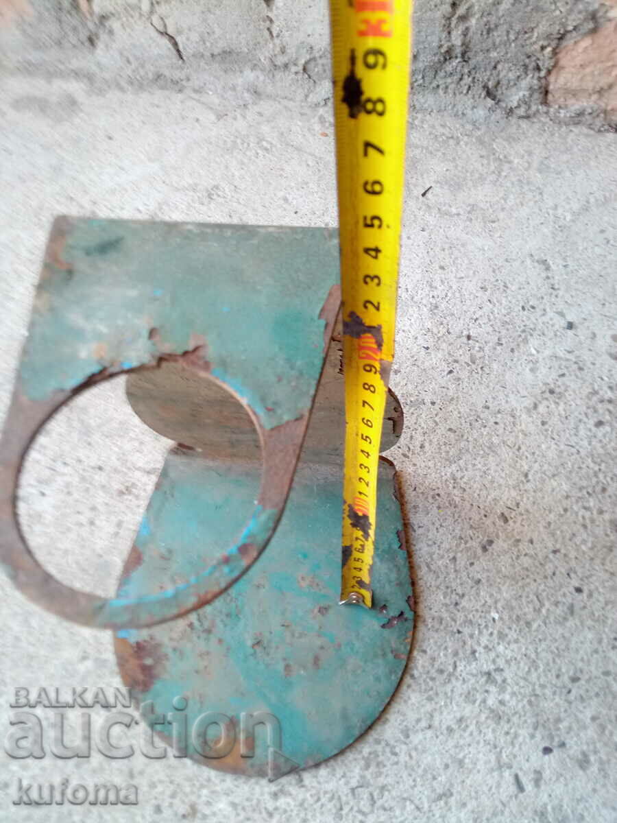 Vechi stand de fier cu preț 14.99 BGN | € 7.66 Vechi stand de fier cu preț 14.99 BGN | € 7.66