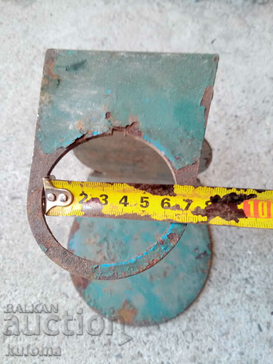 Licitație Vechi stand de fier Licitație Vechi stand de fier