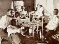 Военни и буре с бира стара снимка