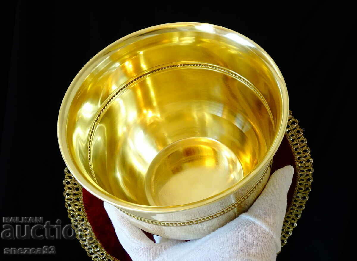 Delivery of Bronze champagne cooler, ice bucket Delivery of Bronze champagne cooler, ice bucket