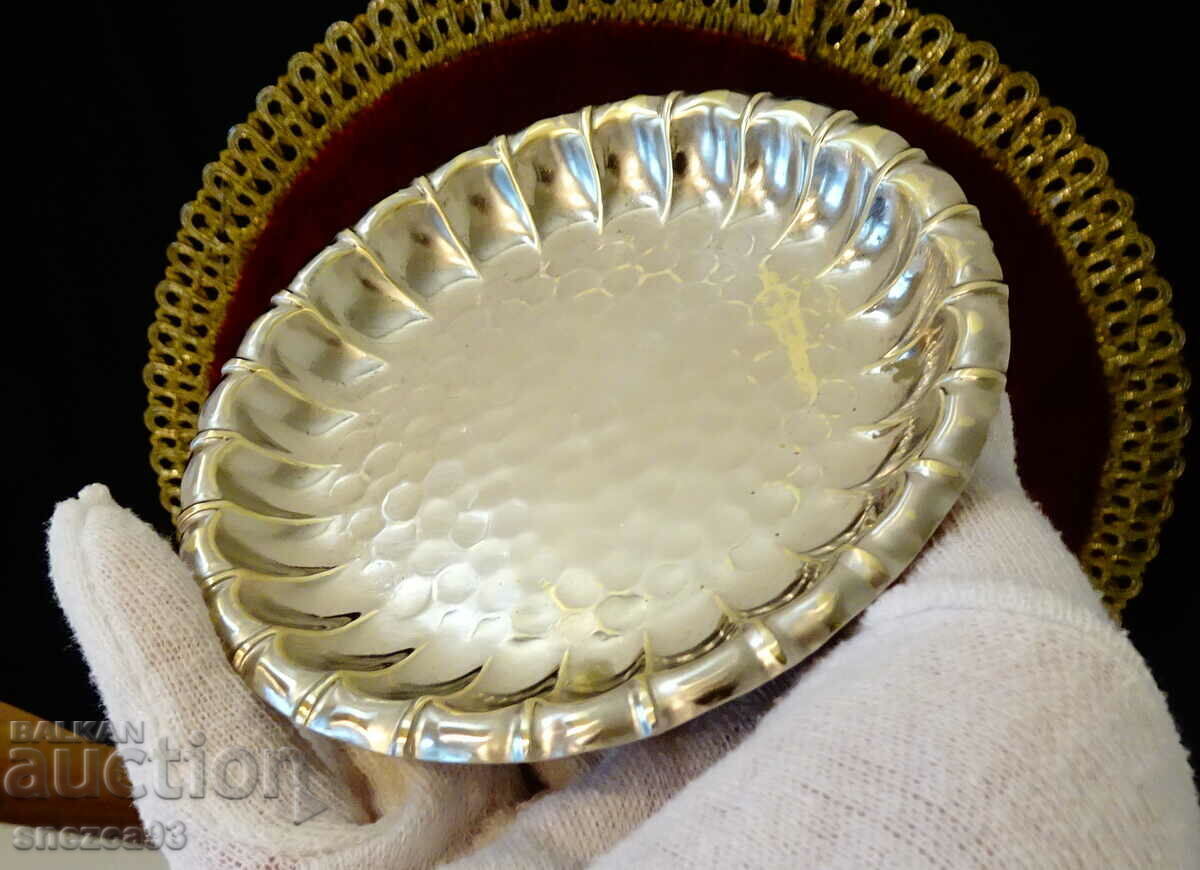 Delivery of Silver-plated plate, nut bowl, forged relief
