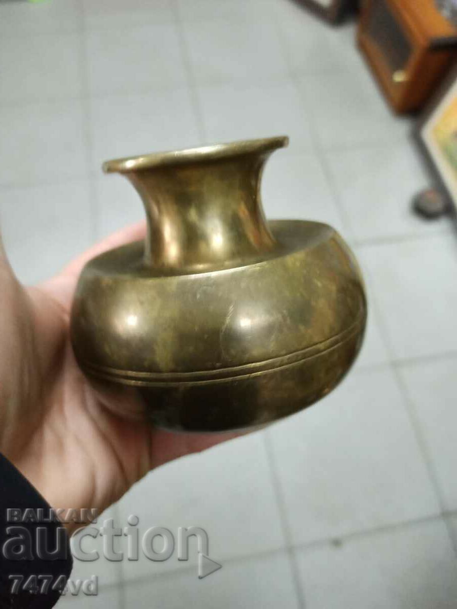 Vază mică din bronz