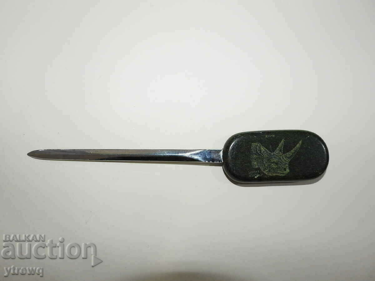 Cuțit cu litere africane gravat în granit rinocer