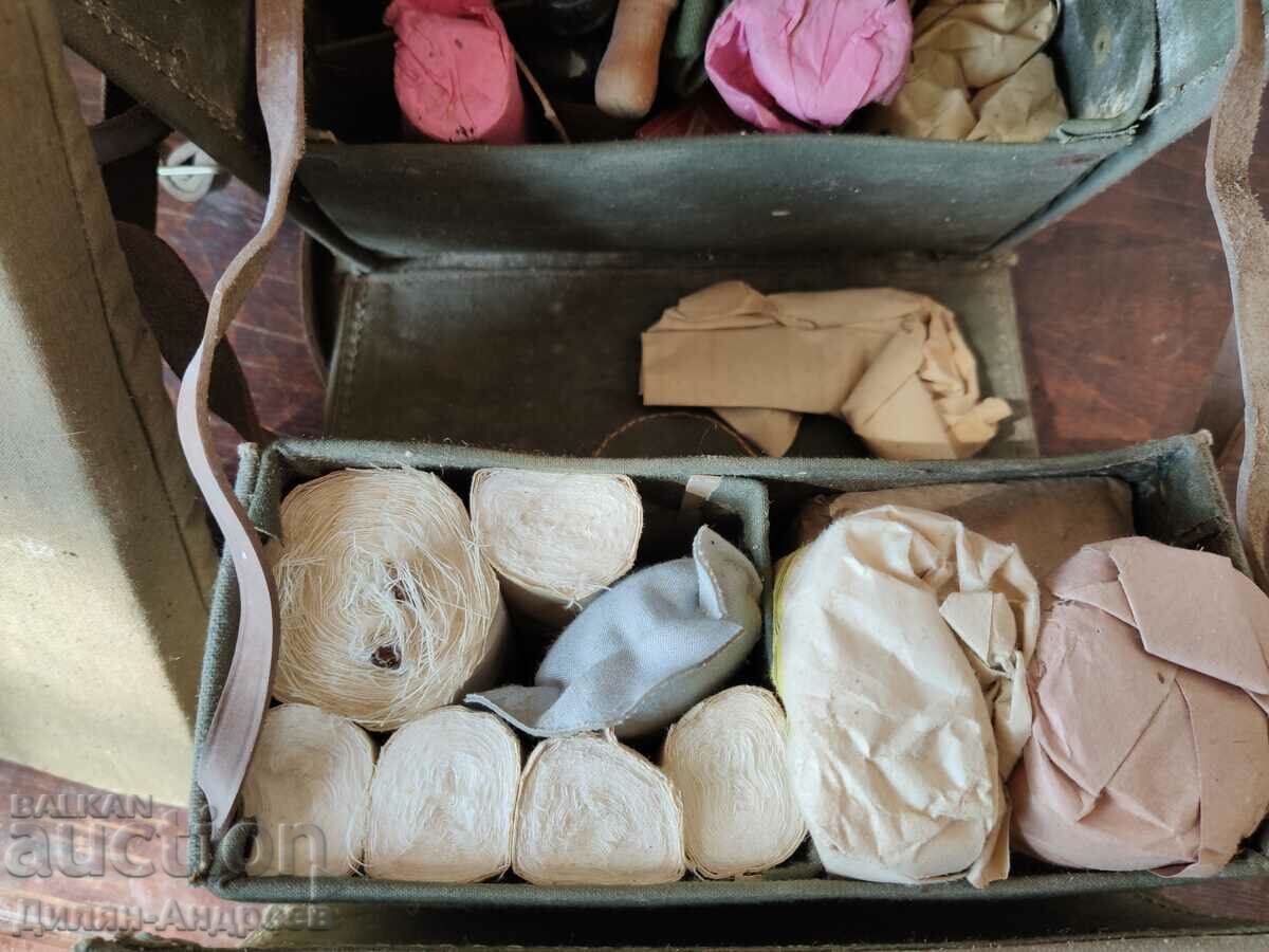 Auction Old medical bag, Red Cross - Complete set! Auction Old medical bag, Red Cross - Complete set!