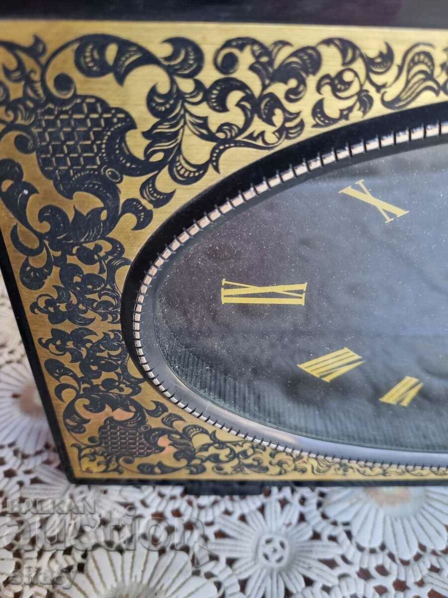 Παράδοση Ρωσικό επιτραπέζιο ρολόι. Πρωτότυπο Παράδοση Ρωσικό επιτραπέζιο ρολόι. Πρωτότυπο