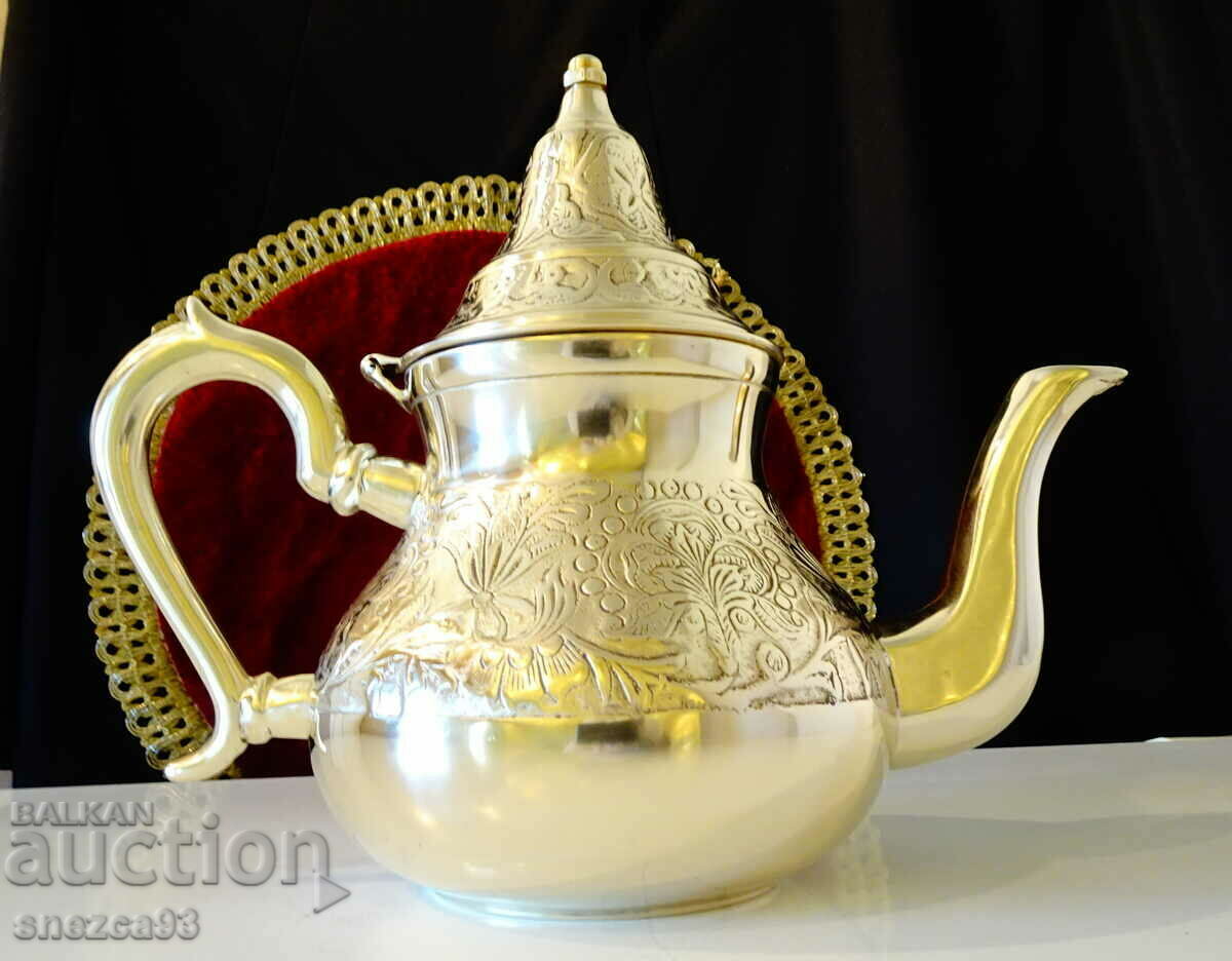 Антикварен бронзов чайник,релеф,орнаменти.