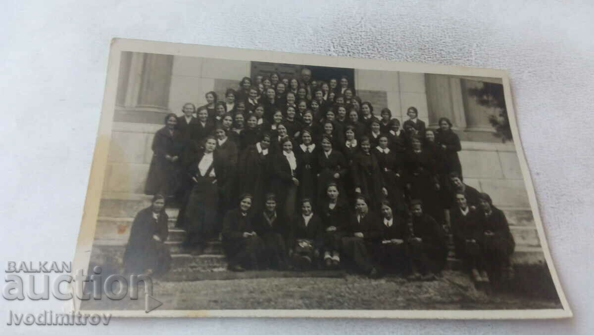 Φωτογραφία Πλέβεν Μαθήτριες μπροστά από το Μαυσωλείο σε μια εκδρομή το 1934