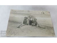 Fotografie Burgas Femeie cu doi copii pe plajă 1931