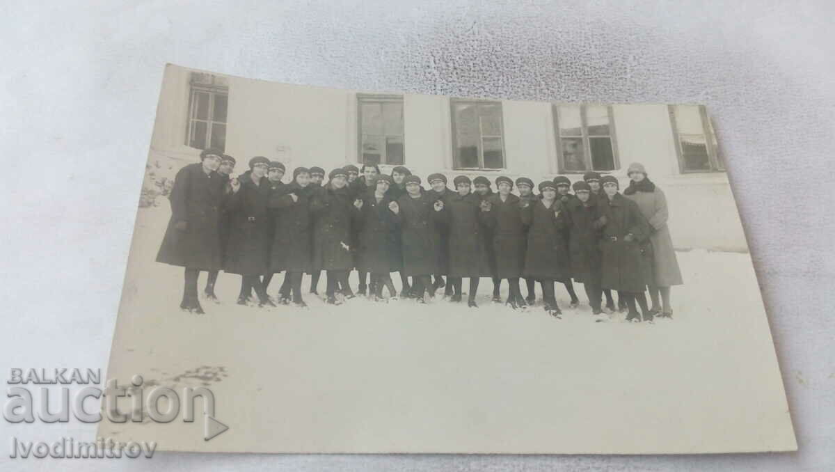 Снимка Бургасъ Ученички от Бург. Дев. Гимназия през зимата
