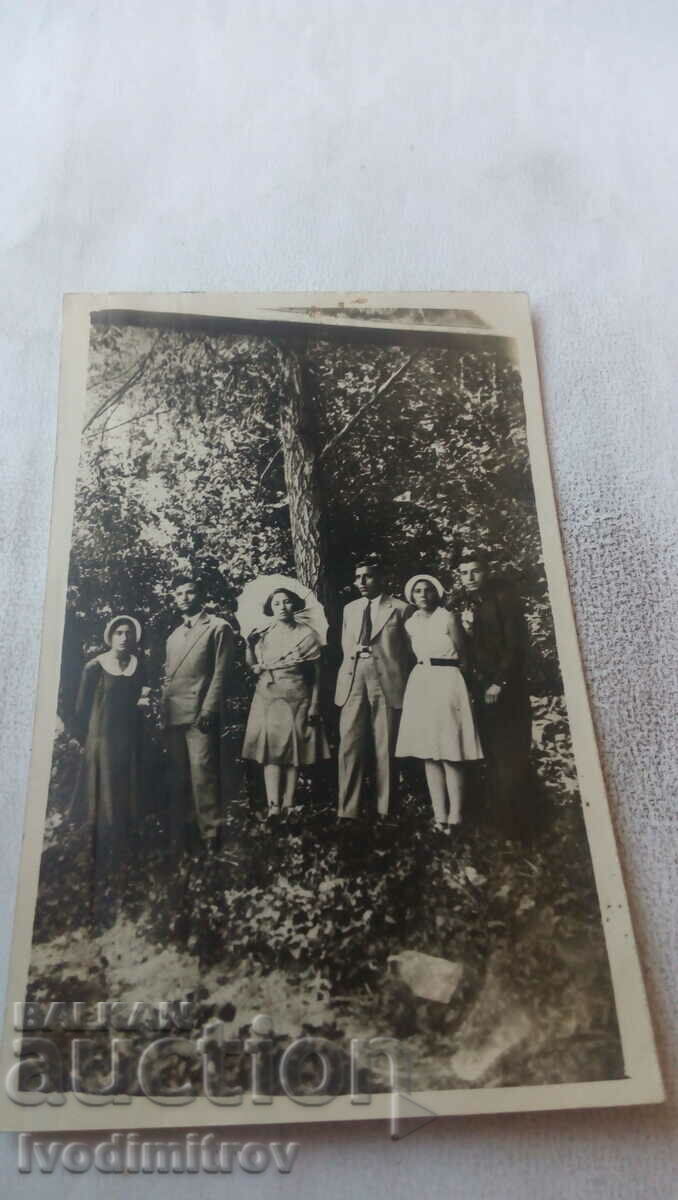 Foto Băieți și fete în pădure 1930