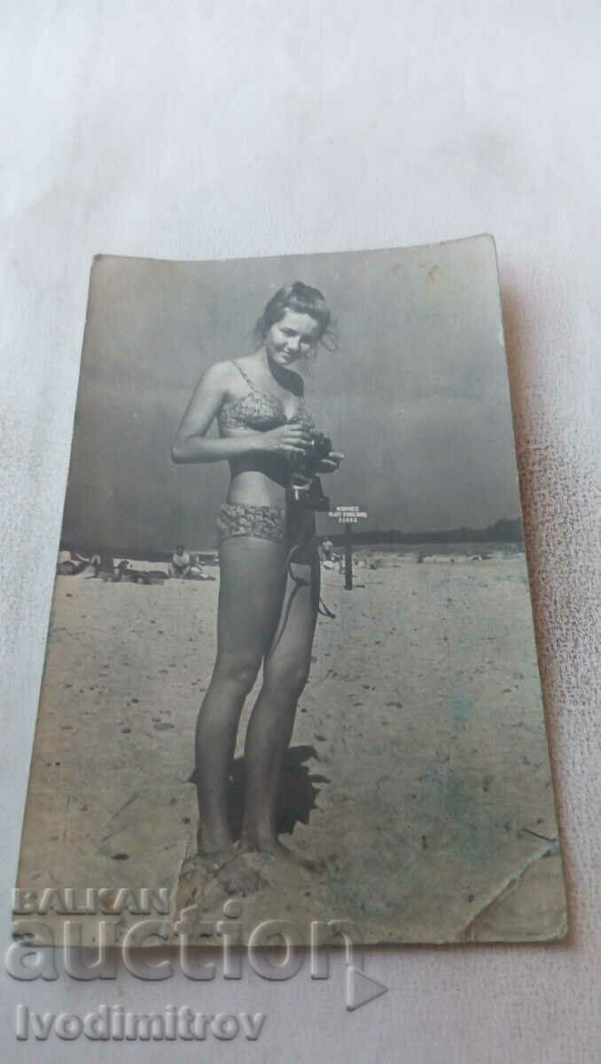 Снимка Младо момиче с фотоапарат на плажа 1965