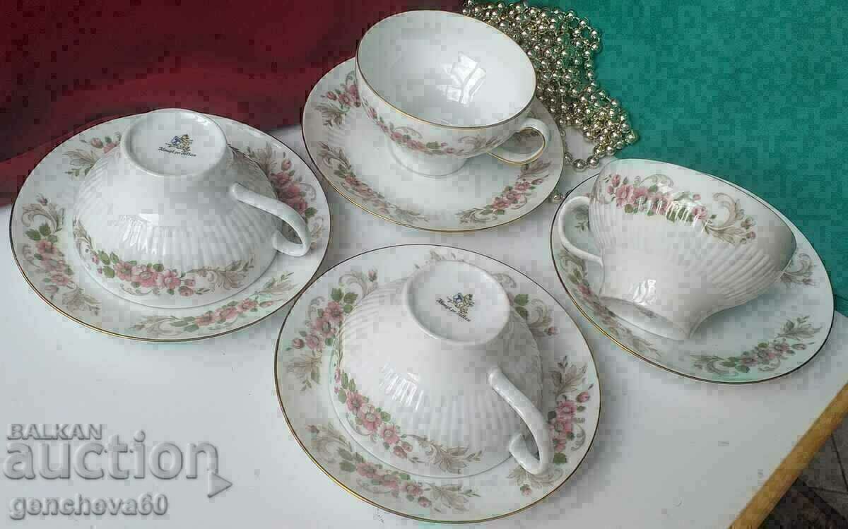 Auction Royal set of tea cups with floral motifs Auction Royal set of tea cups with floral motifs