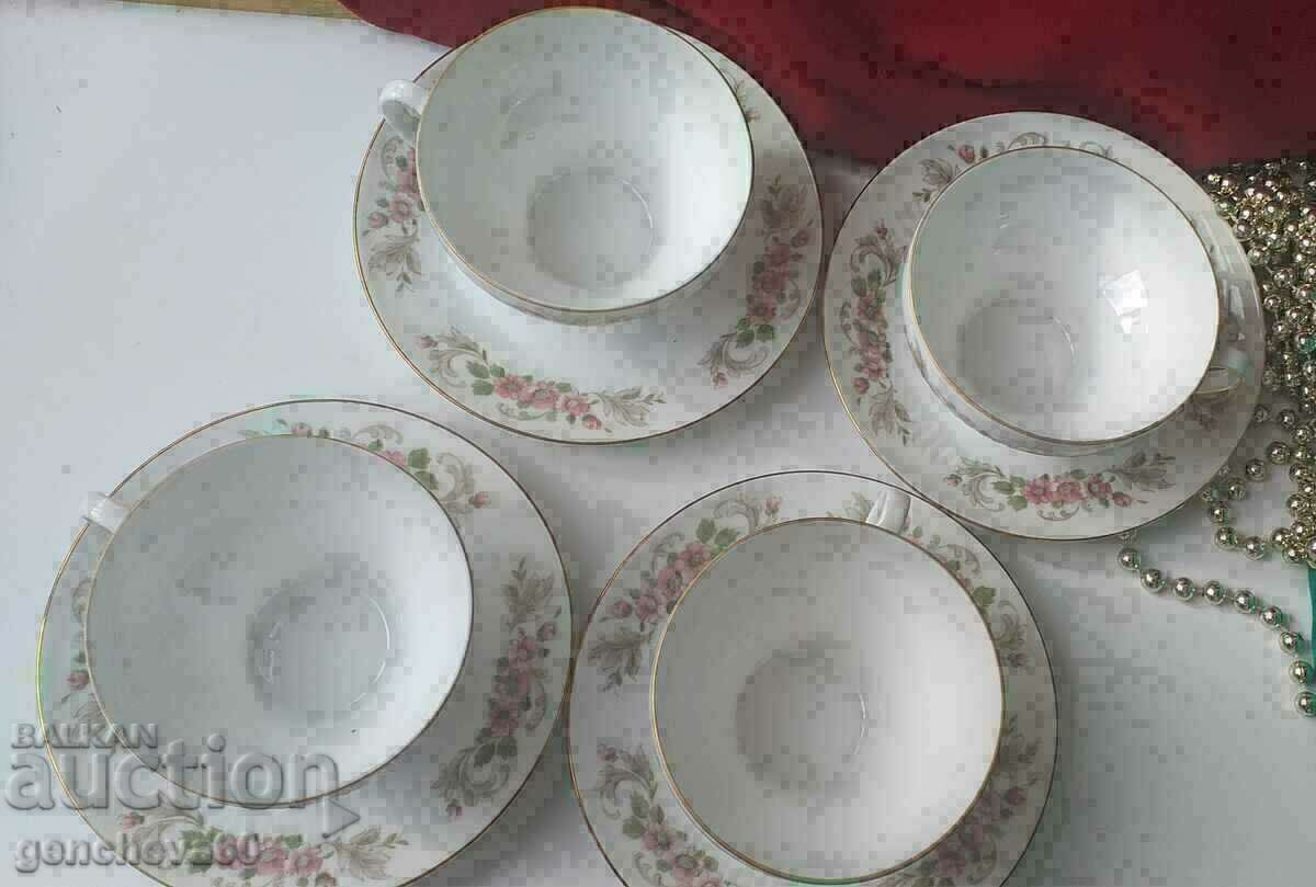 Delivery of Royal set of tea cups with floral motifs Delivery of Royal set of tea cups with floral motifs