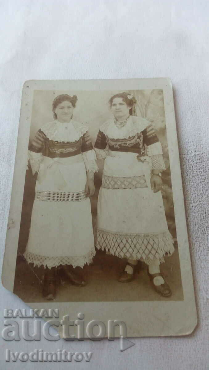 Снимка Две жени с плевенски народни носии 1918