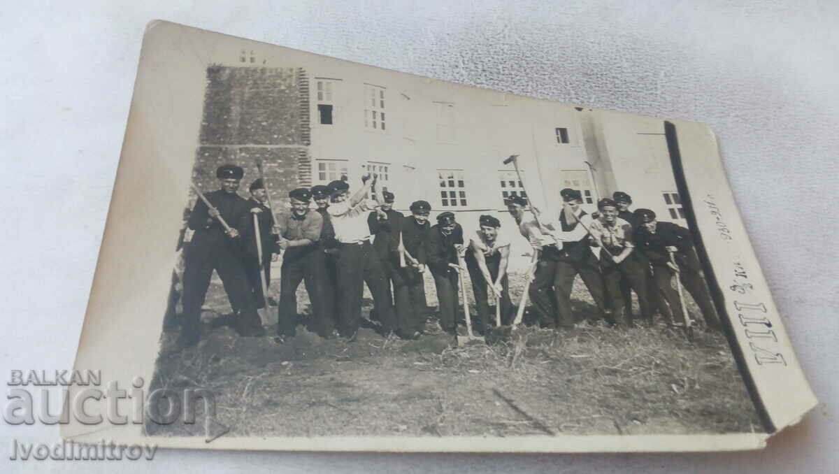 Снимка Ученици от IIIV класъ с кирки и лопати 1931