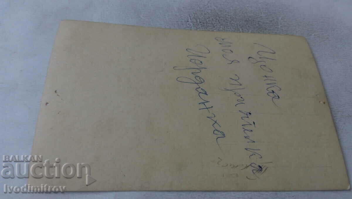 Φωτογραφία Δύο νεαρά κορίτσια με τιμή 1.65 BGN | € 0.84 Φωτογραφία Δύο νεαρά κορίτσια με τιμή 1.65 BGN | € 0.84