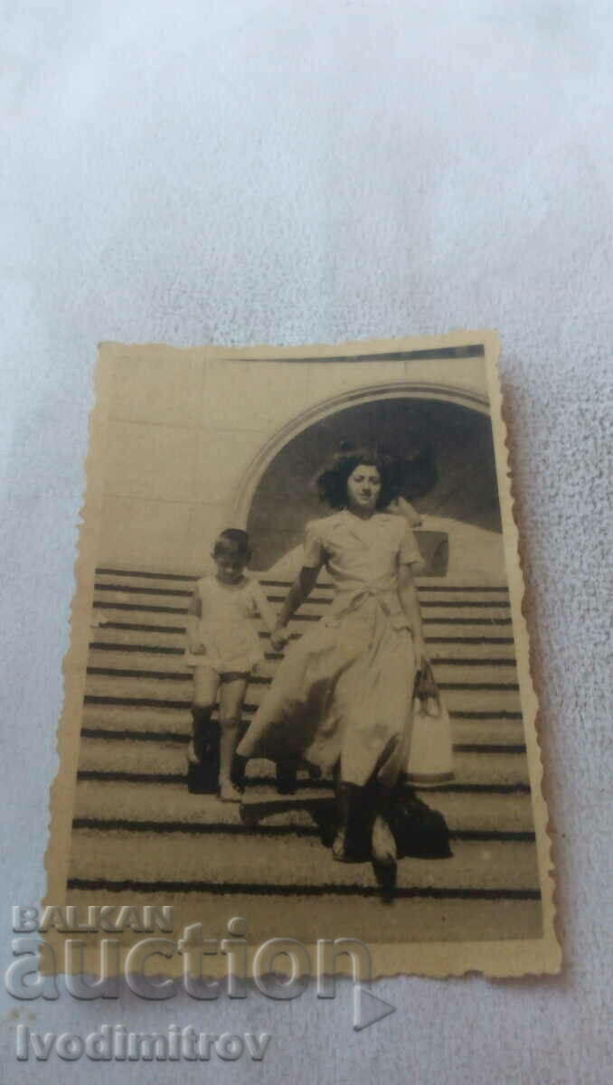 Φωτογραφία Μπουργκάς Γυναίκα και κορίτσι στις σκάλες 1949