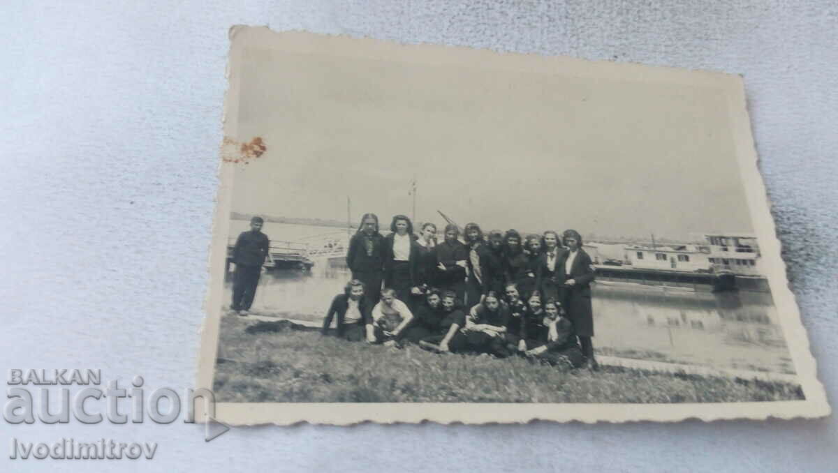 Photo Schoolgirls at the port of the Danube