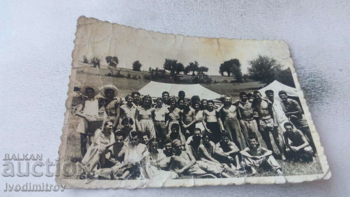 Photo Young men and women at the camp