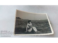 Снимка Момиче на брега на морето