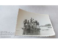 Foto Întreaga companie pe o stâncă în mare 1943