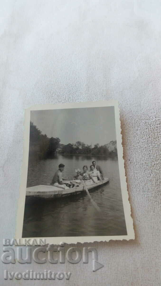 Photo Kostenets Company με μια βάρκα στη λίμνη στην Αναγέννηση