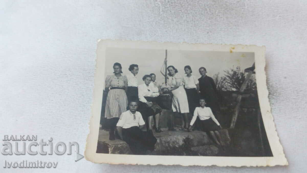 Φωτογραφία Νεαρές γυναίκες στο πηγάδι