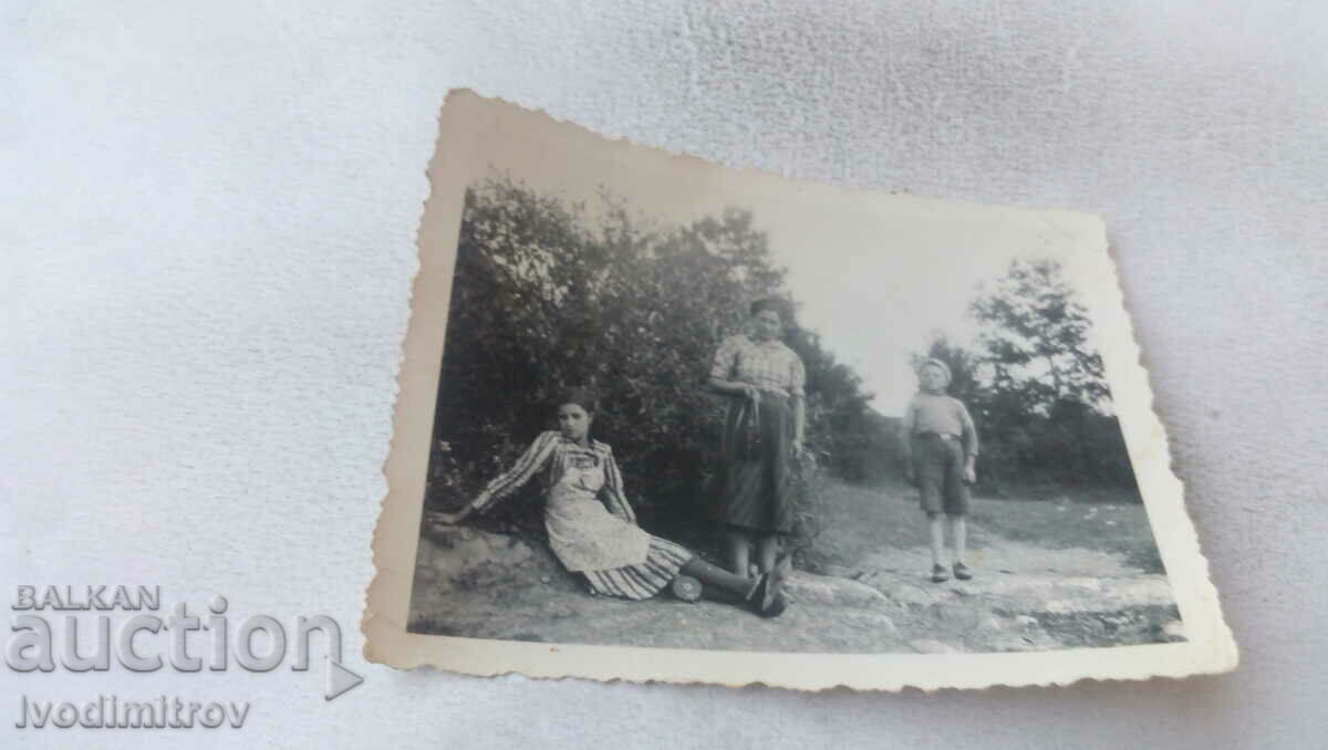 Снимка Жена с момче и момиче в м. Гръсто Чука 1941