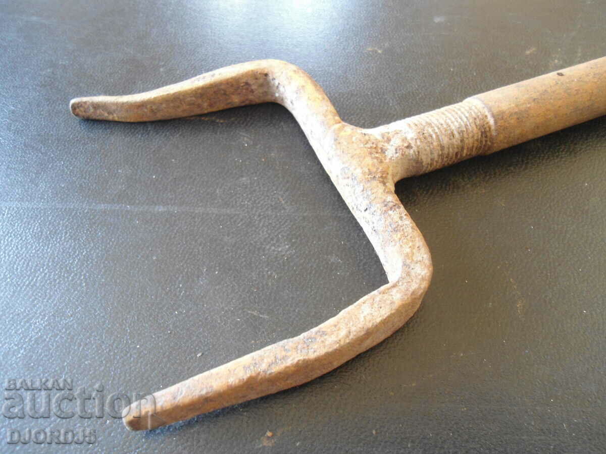 An old anvil with price 4.00 BGN | € 2.05 An old anvil with price 4.00 BGN | € 2.05