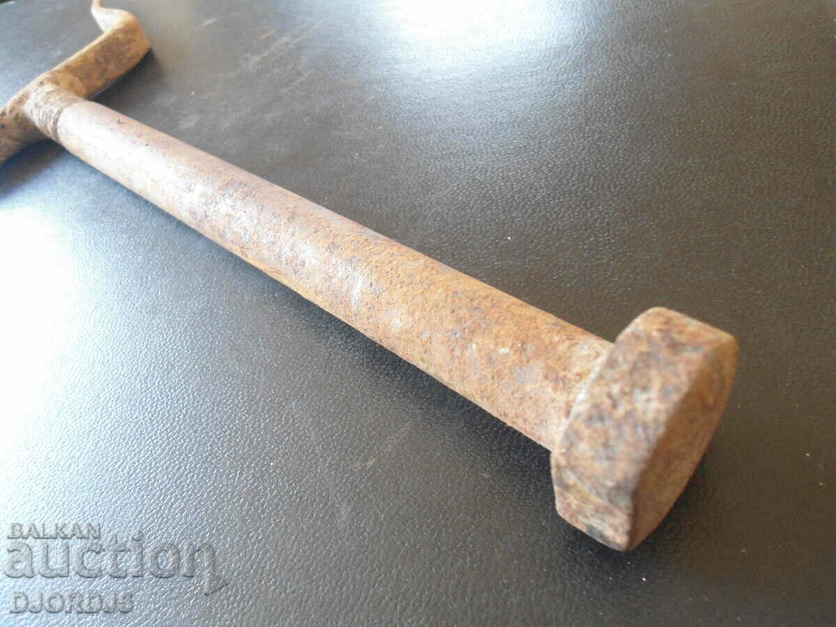 Auction An old anvil Auction An old anvil