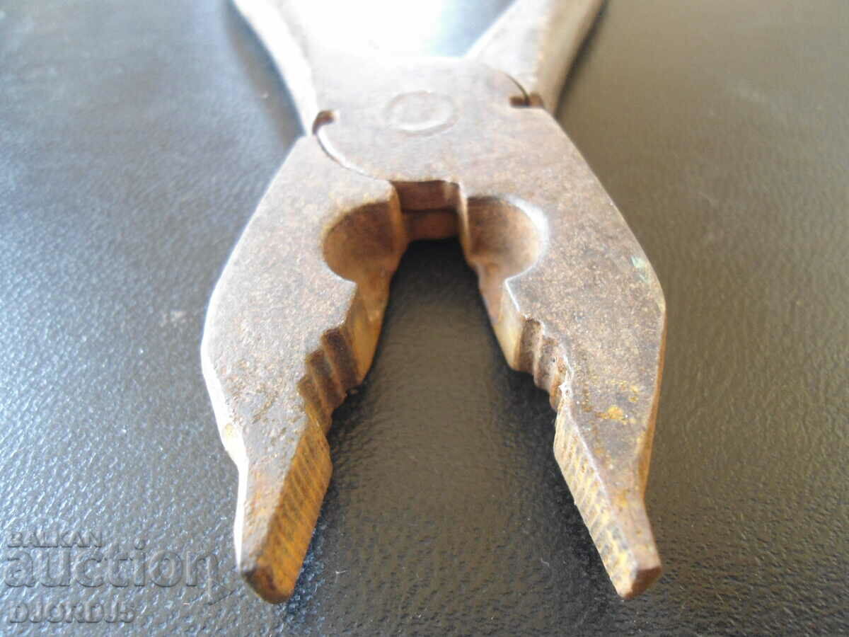 Delivery of Old specialized pliers Delivery of Old specialized pliers