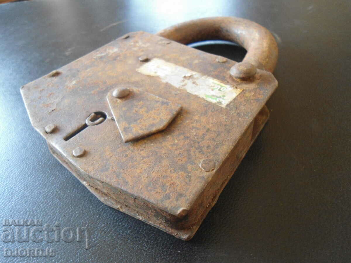 Auction  Old large padlock 0.750 kg.