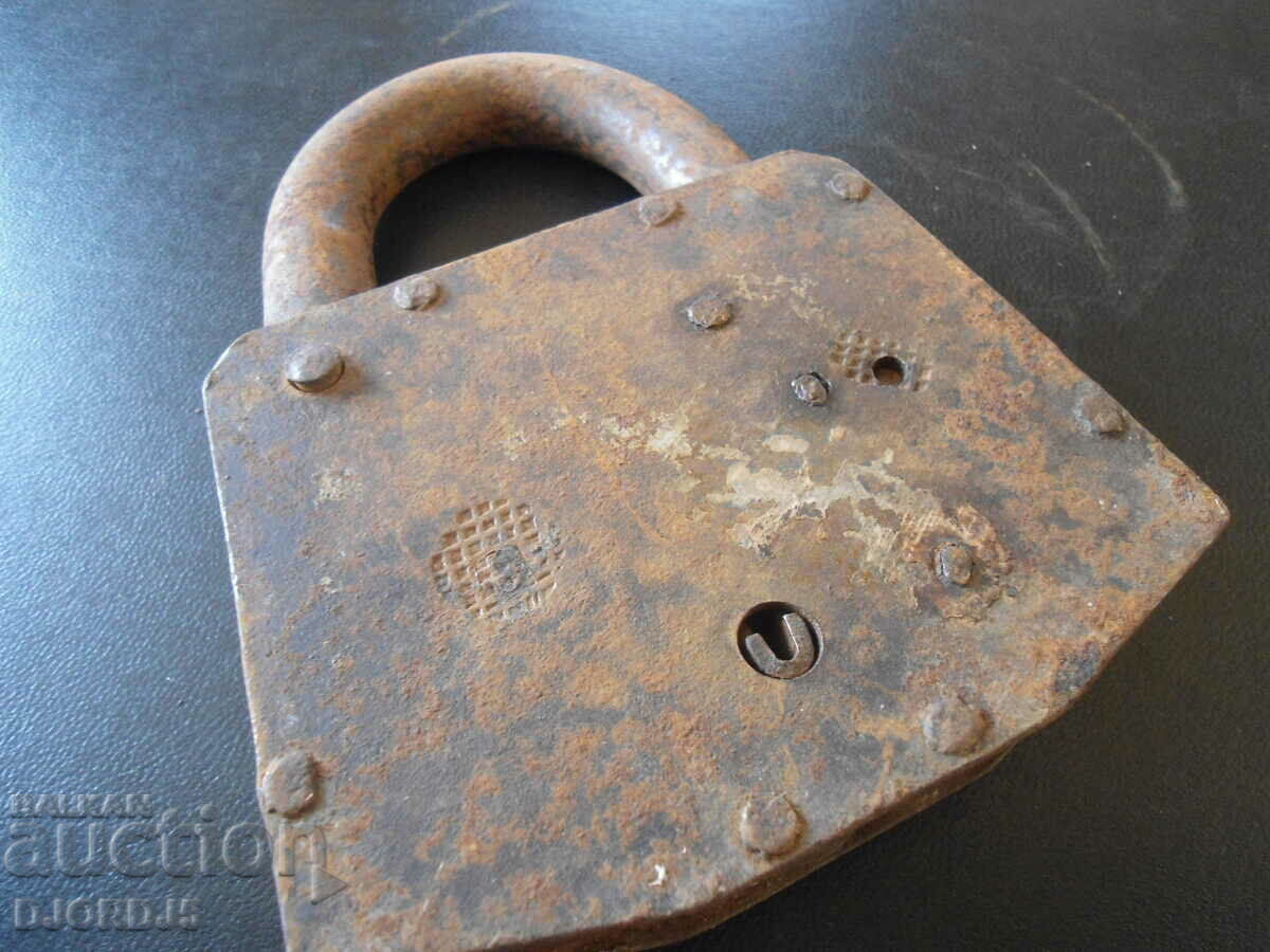 Delivery of Old large padlock 0.750 kg.