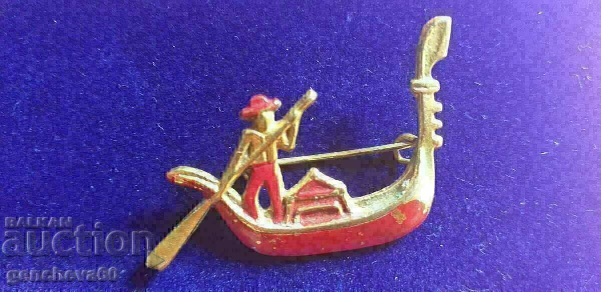 Licitație Broșă de epocă Gondola/RRR în tonuri aurii Licitație Broșă de epocă Gondola/RRR în tonuri aurii