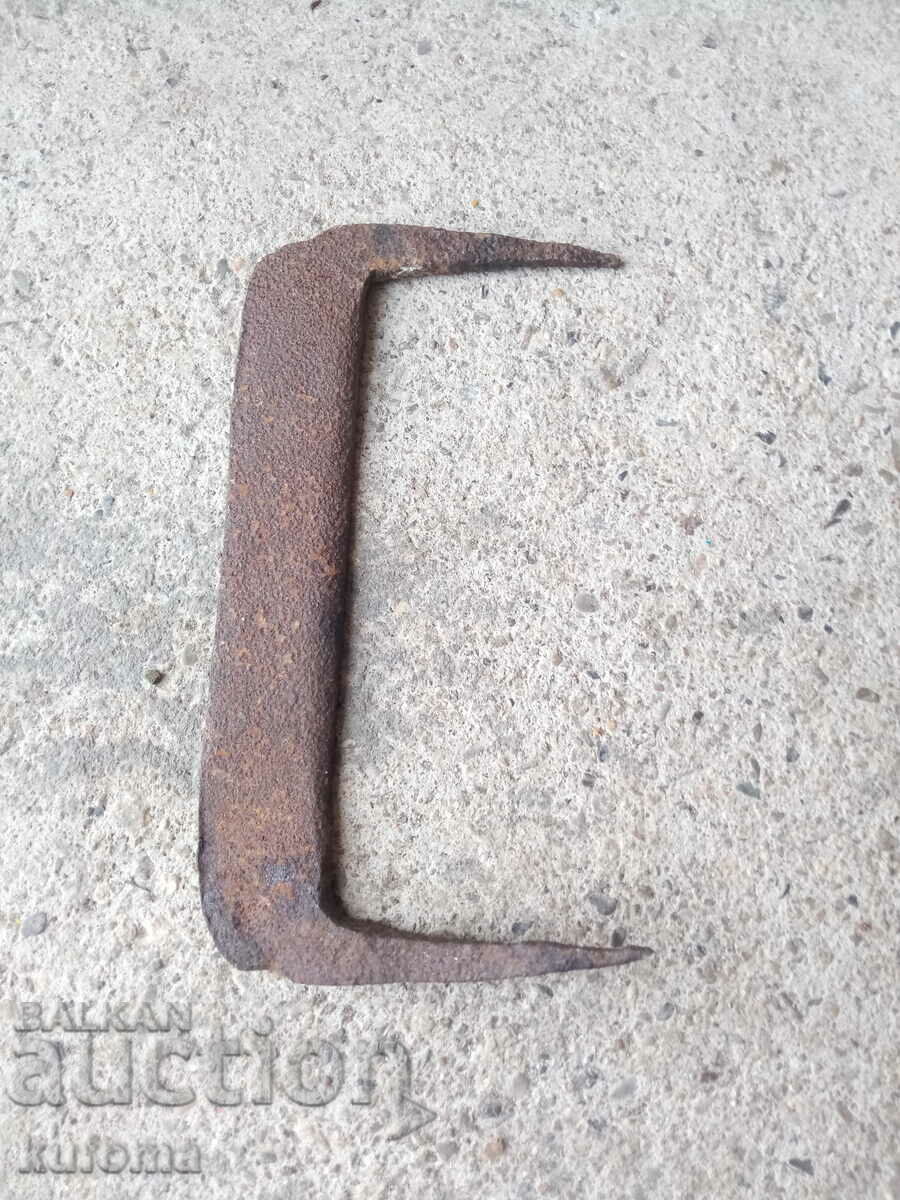 Стара кована скоба с цена 9.99 лв. | € 5.11 Стара кована скоба с цена 9.99 лв. | € 5.11