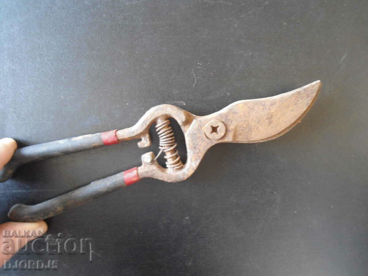 Old viticulture scissors with price 3.00 BGN | € 1.53