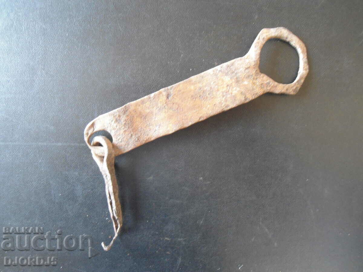 Old wrought latch with price 3.00 BGN | € 1.53 Old wrought latch with price 3.00 BGN | € 1.53