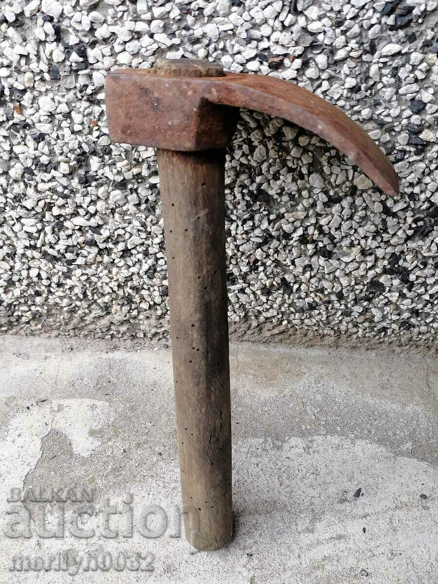 Auction  Renaissance tesla for digging troughs and pits primitive