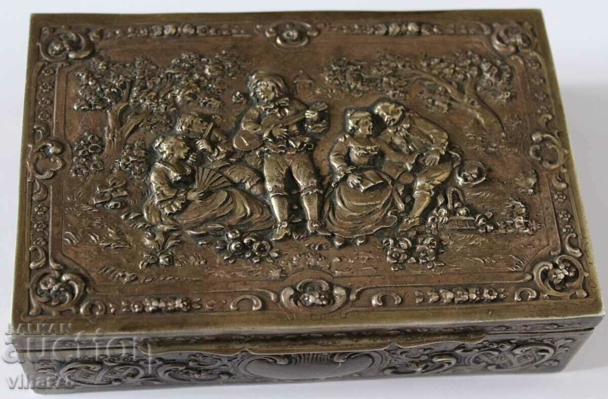 Silver jewelry box with price 649.99 BGN | € 332.33 Silver jewelry box with price 649.99 BGN | € 332.33